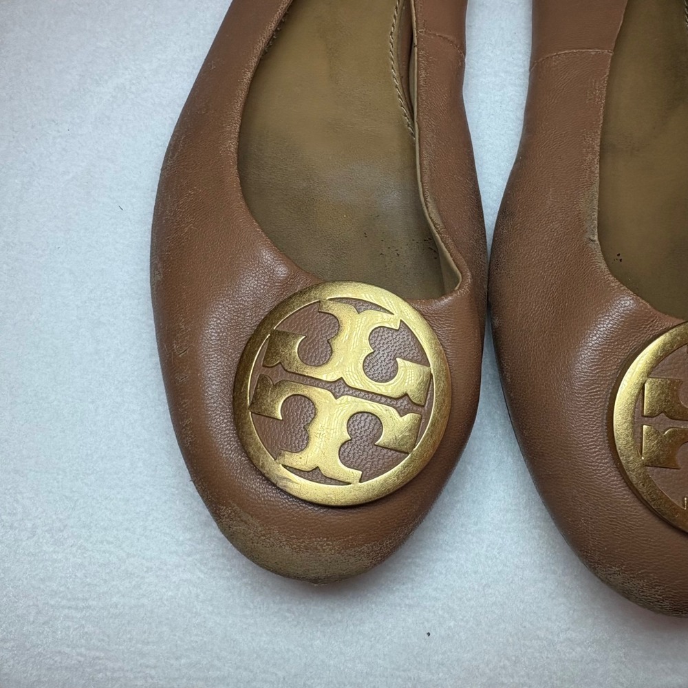 Tory Burch Reva Ballet Flats Tan Leather Gold Logo Medallion Size 7.5 - Picture 2 of 5